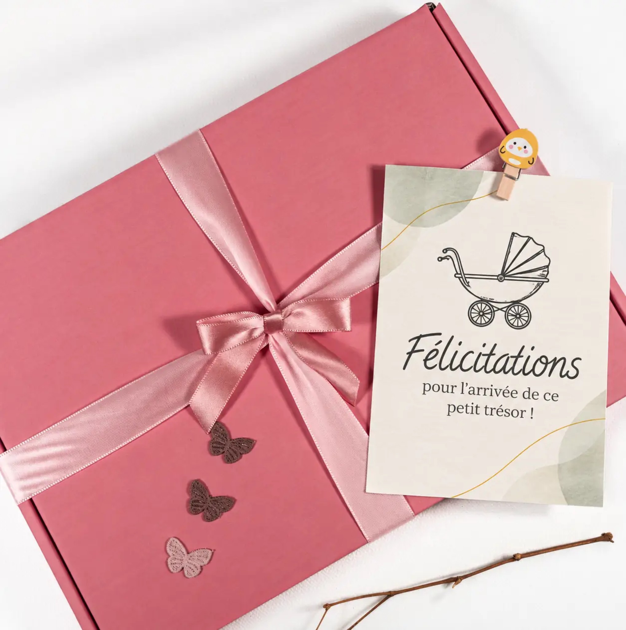 Boîte cadeau rose fermée avec ruban et carte YllBox