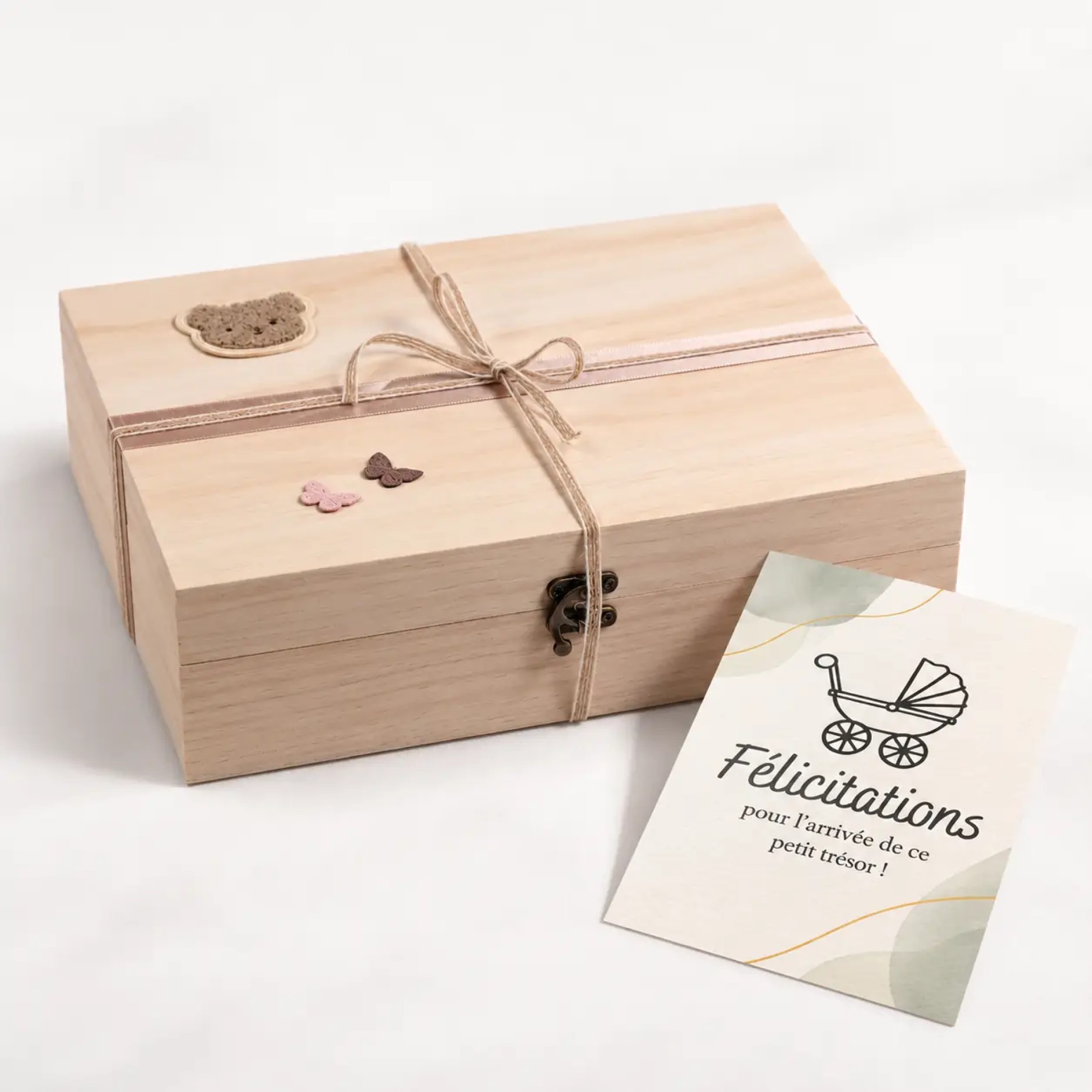 Boîte cadeau en bois fermée, nouée avec une ficelle et accompagnée d’une carte YllBox