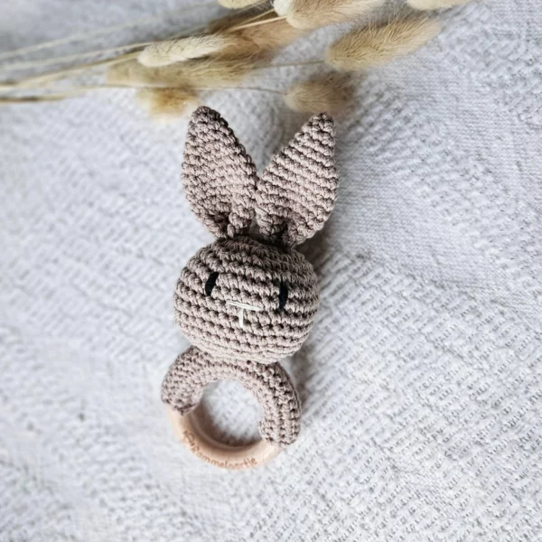 Hochet lapin en crochet du coffret Noam