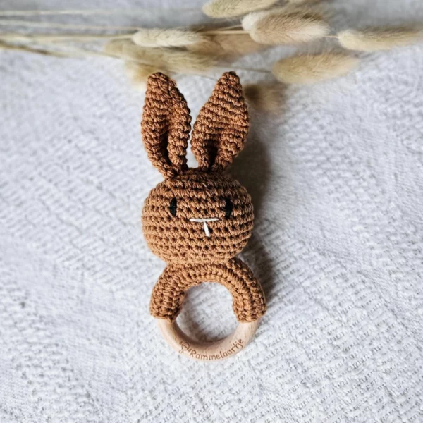 Hochet lapin Rammelaartje brun avec anneau en bois