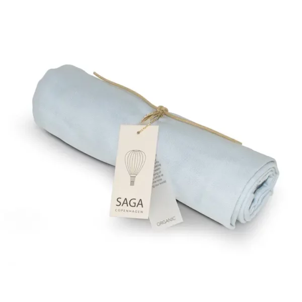 Couverture bébé Saga Copenhagen bleu clair roulée