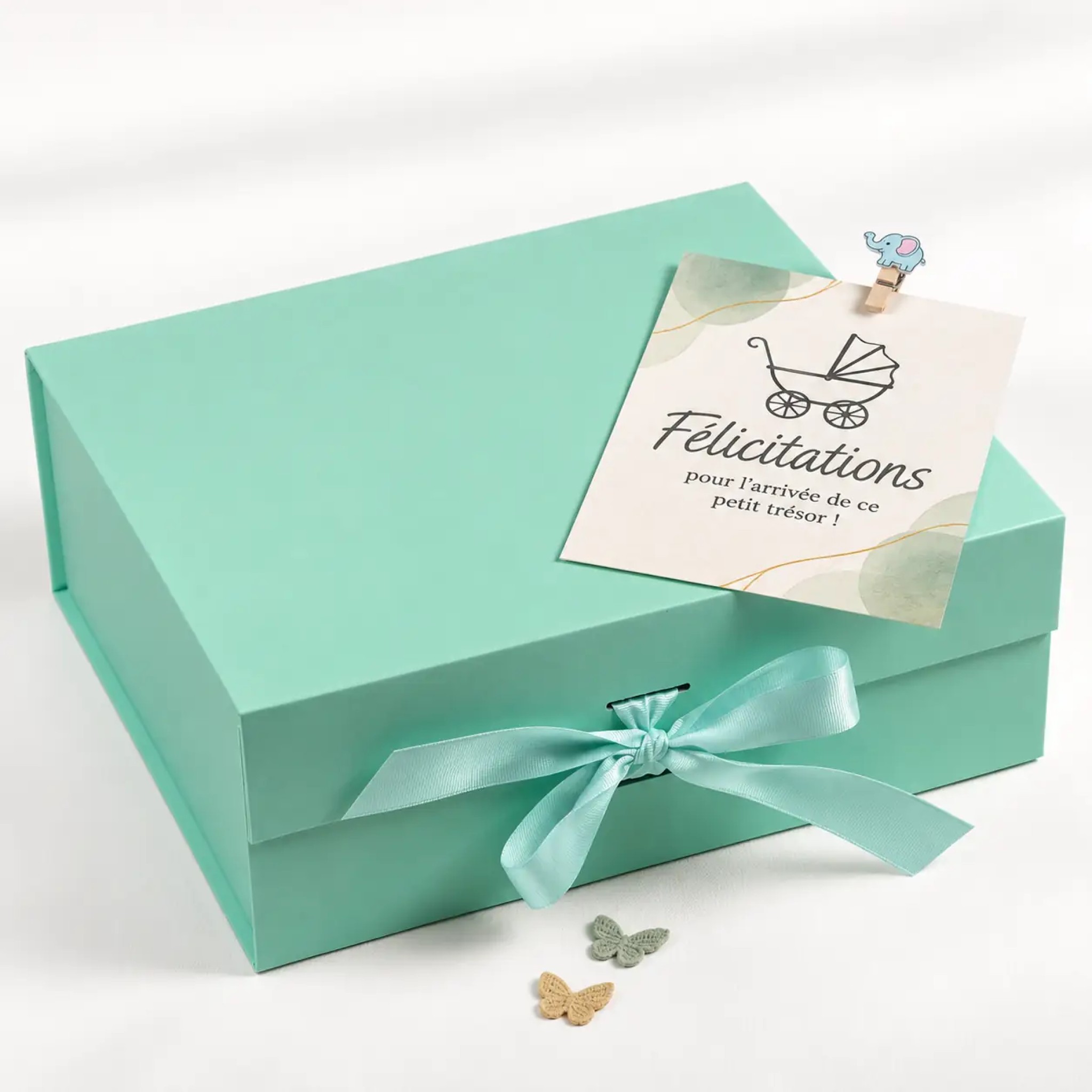 Boîte cadeau verte fermée avec ruban et carte YllBox
