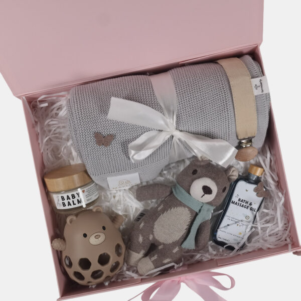 Contenu d’un coffret naissance rose avec accessoires et peluches