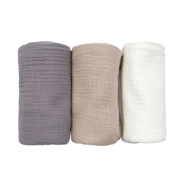 Trois carrés de mousseline roulés gris, beige et blanc