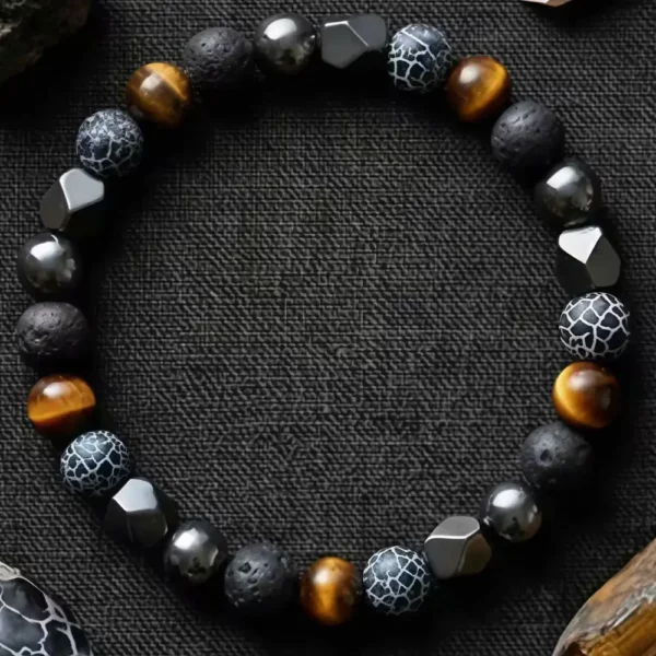 Bracelet à perles noires avec perles brunes et détails gris.