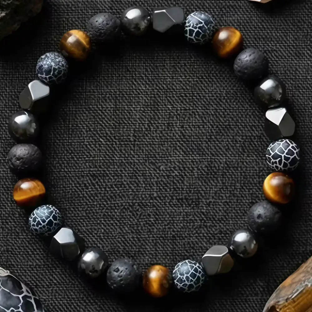 Bracelet à perles noires avec perles brunes et détails gris.