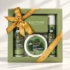Coffret cadeau bien-être Pure Olive Bodyfarm avec gel douche, shampoing et crème mains et corps dans une boîte verte au ruban doré.