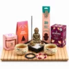 Coffret cadeau bien-être avec deux tasses, infusion bio, bougie, encens, ensemble Bouddha et deux bracelets — plateau en bois non inclus.