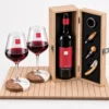 Coffret cadeau accessoires vin avec deux verres, sous-verres et boîte en bois — bouteille non incluse
