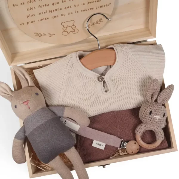 Détail d’un coffret naissance avec vêtements et lapin taupe