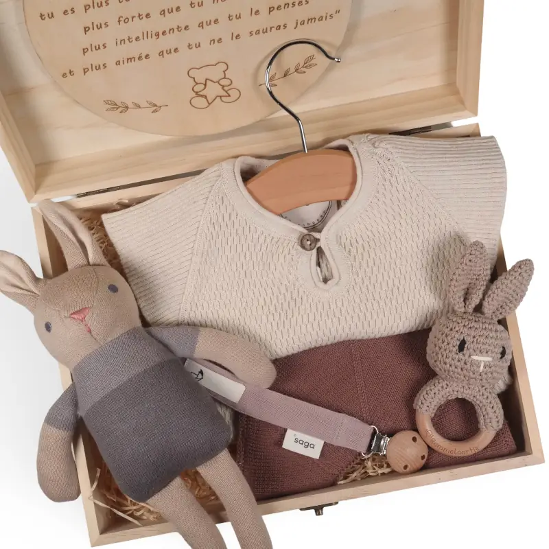 Détail d’un coffret naissance avec vêtements et lapin taupe