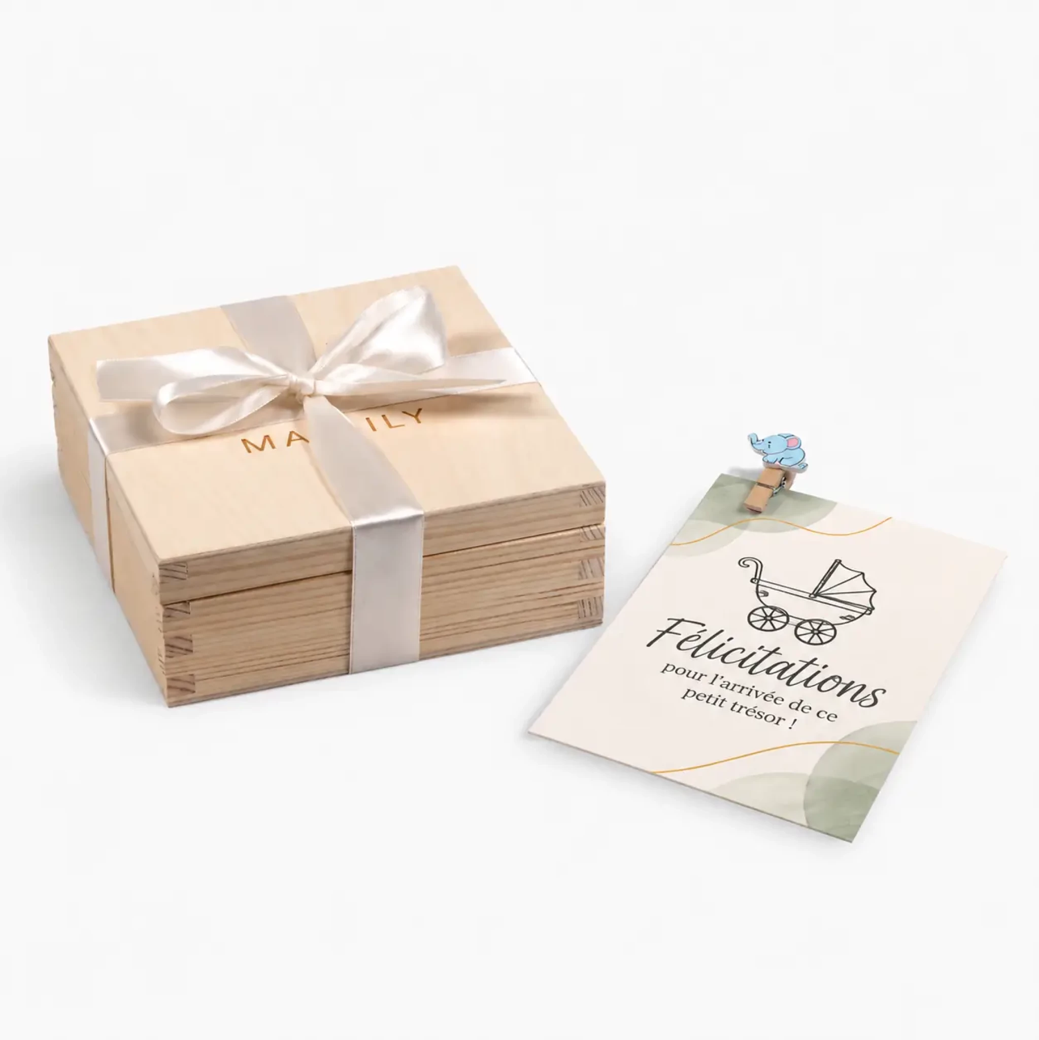 Scatola regalo in legno chiusa con nastro e biglietto YllBox rosa