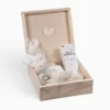 Cofanetto nascita Maylily M beige in una scatola di legno aperta