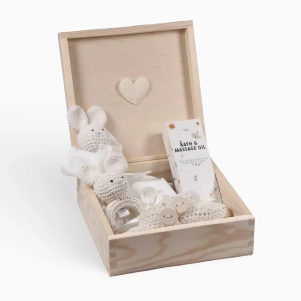 Cofanetto nascita Maylily M beige in una scatola di legno aperta