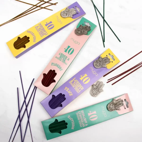 Paquets de bâtons d’encens Myga de différents parfums avec porte-encens Hamsa en métal.
