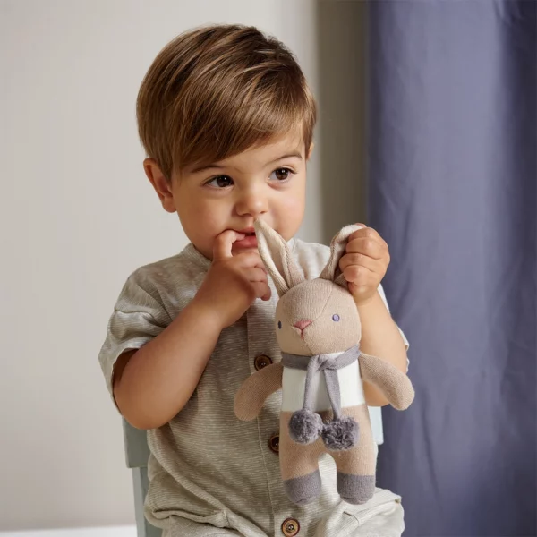 Enfant tenant le hochet lapin taupe et gris Baby Threads.