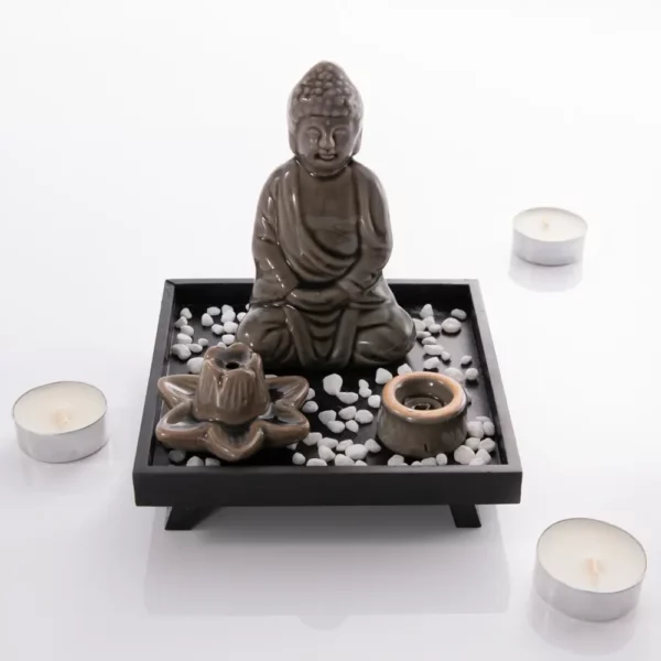 Statuette de Bouddha Myga sur un plateau noir avec pierres décoratives et supports pour encens.