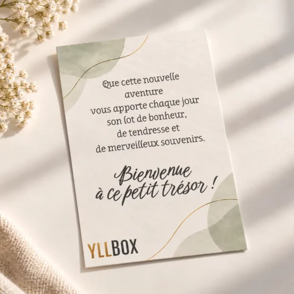 Verso de la carte de naissance YllBox avec texte de bienvenue au bébé et logo YllBox