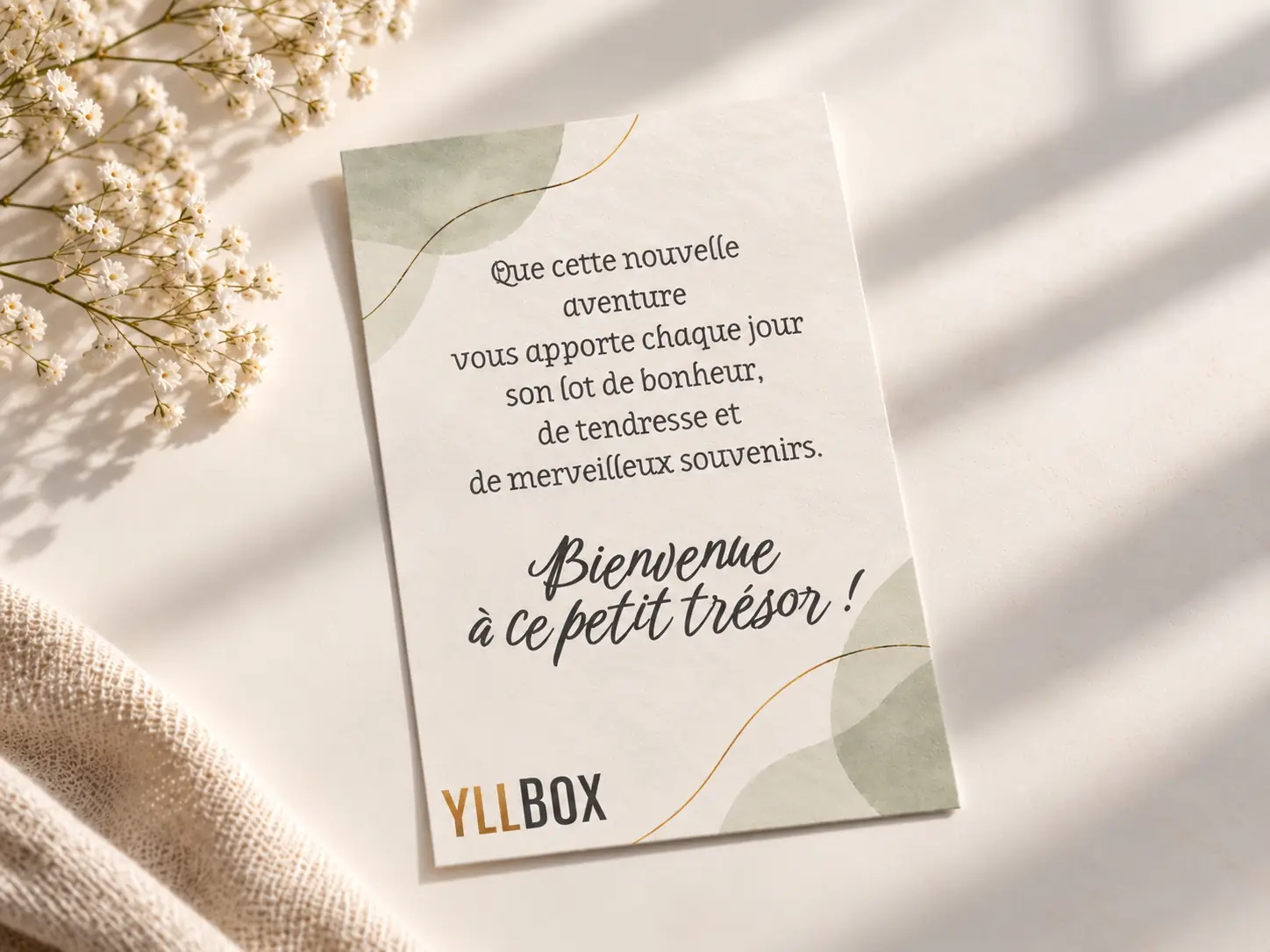 Verso de la carte de naissance YllBox avec texte de bienvenue au bébé et logo YllBox