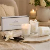 Trois bougies à la vanille et leur coffret dans un décor chaleureux