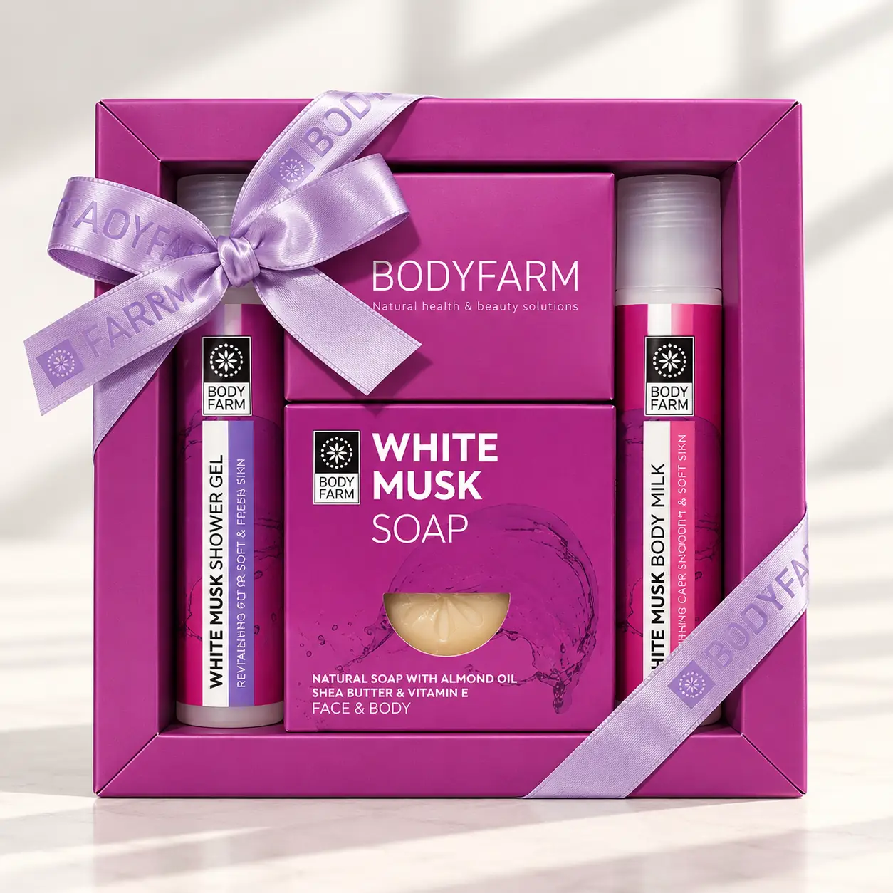 Coffret cadeau bien-être Musc Blanc Bodyfarm avec gel douche, lotion corporelle et savon dans une boîte violette avec ruban.
