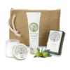 Coffret cadeau bien-être Natura à l’Olive avec gel douche, lotion pour le corps, savon et trousse en jute.
