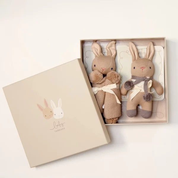 Coffret cadeau naissance lapin taupe Baby Threads avec doudou et hochet en coton biologique dans leur boîte cadeau.
