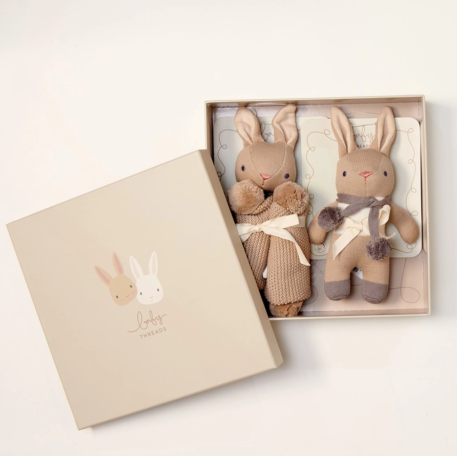 Coffret cadeau naissance lapin taupe Baby Threads avec doudou et hochet en coton biologique dans leur boîte cadeau.