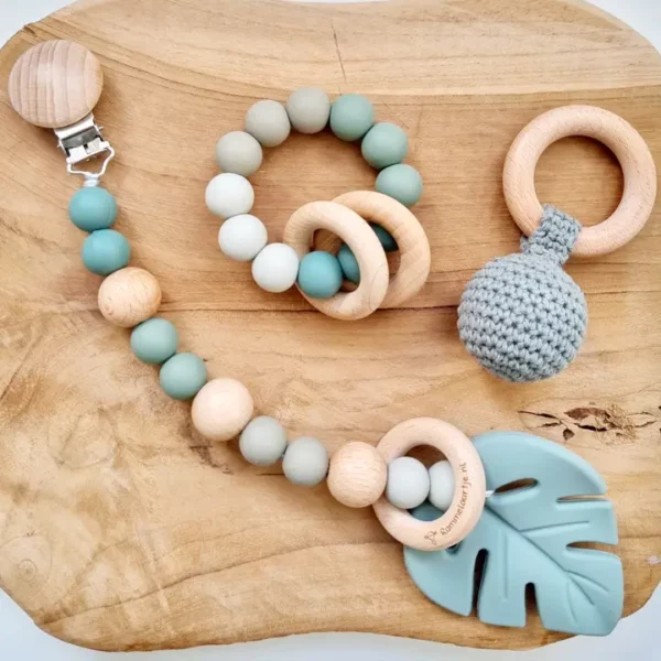Coffret cadeau naissance Jungle Rammelaartje avec attache-sucette, hochet au crochet et anneau de dentition dans des tons verts et neutres.