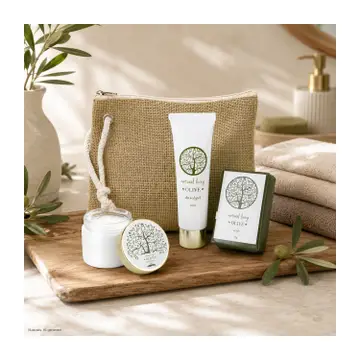 Gel douche de 60 ml, lotion corporelle de 55 ml et savon de 75 g Natura au parfum d’olive, avec trousse en jute.