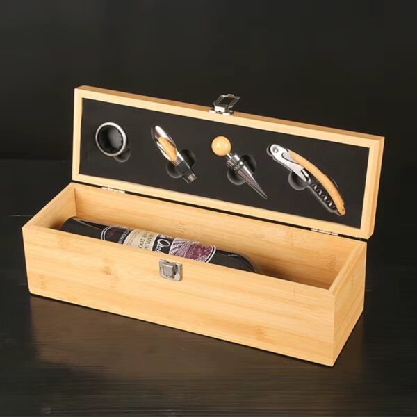 Coffret à vin en bois naturel ouvert avec bouteille de Merlot et accessoires de service