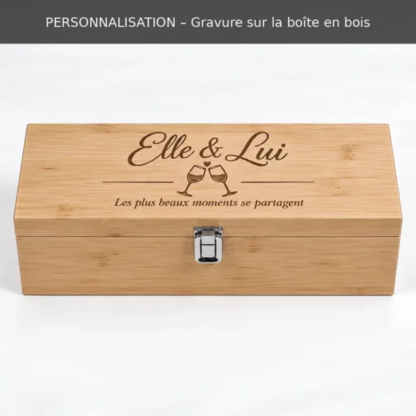 Gravure personnalisée sur la boîte à vin en bois du coffret cadeau Duo Dégustation