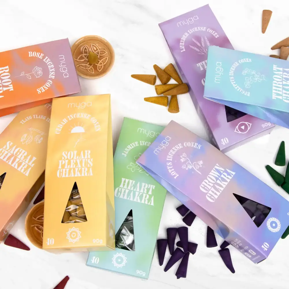 Paquets de cônes d’encens Myga de différents parfums avec supports en bois.