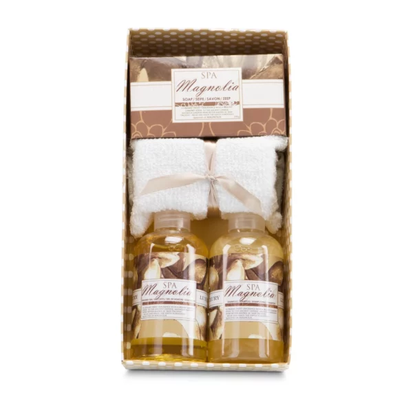 Présentation du coffret Magnolia Spa avec ses produits de toilette et sa serviette d’invité.