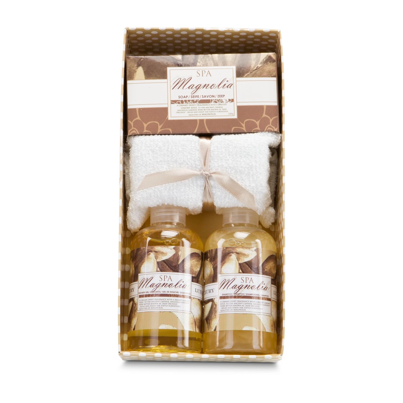 Présentation du coffret Magnolia Spa avec ses produits de toilette et sa serviette d’invité.
